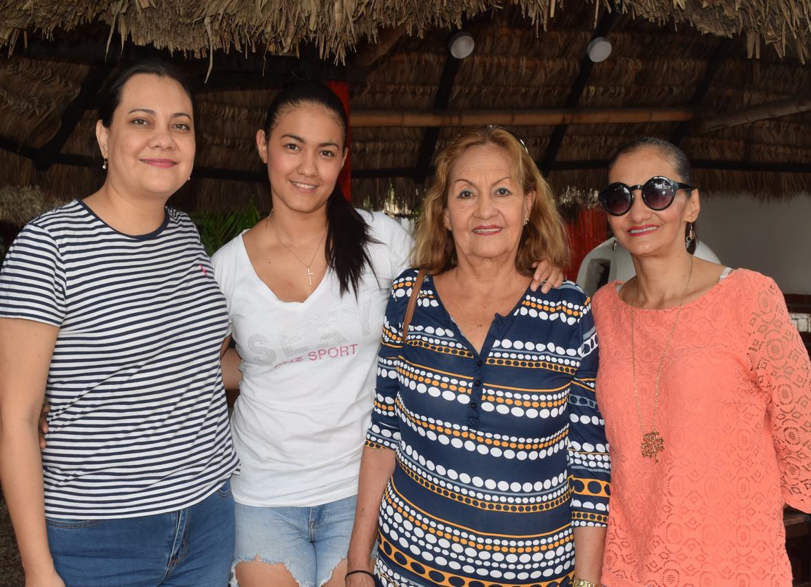 Sandra Dusán, la cumpleañera Tatiana Arévalo, Herlinda Devia, Margot Ospina.